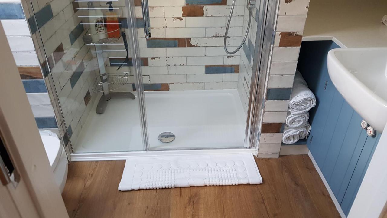 Riverside Lodge Pied A Terre 포딩브리지 외부 사진